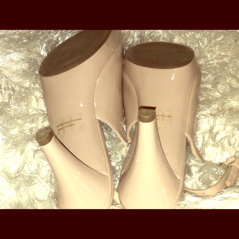 Nude platform dress shoes